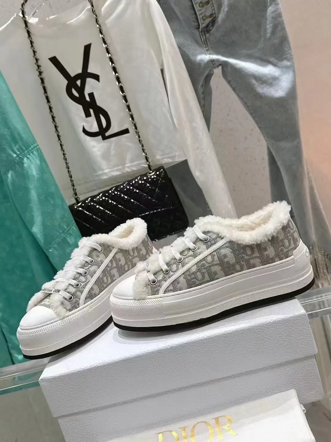 👟👟Ex-factory price 640👟👟——Dior Dior embroidered thick-soled wool casual shoes, fur shoes 𝐃𝐈𝐎𝐑 𝐖𝐚𝐥𝐤'𝐧 Dior presbyopic embroidered wool thick-soled canvas shoes, casual sports shoes, this Walk'n'Dior Thick-soled sneakers are a stylish piece that elevate the collection. Oblique printed cotton embroidered upper with comfortable platform sole, tongue and Christian Dior Paris signature laces. Can add fashionable temperament to all kinds of casual looks. Original custom-made imported Oblique printed embroidery fabric. Imported soft sheepskin lining. Original exclusive open-molded TPU material outsole. Bottom thickness 4.5CM. Size: Women's 35-41 (custom-made 41 is non-refundable)